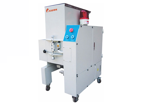 中速料斗型机边塑胶料...